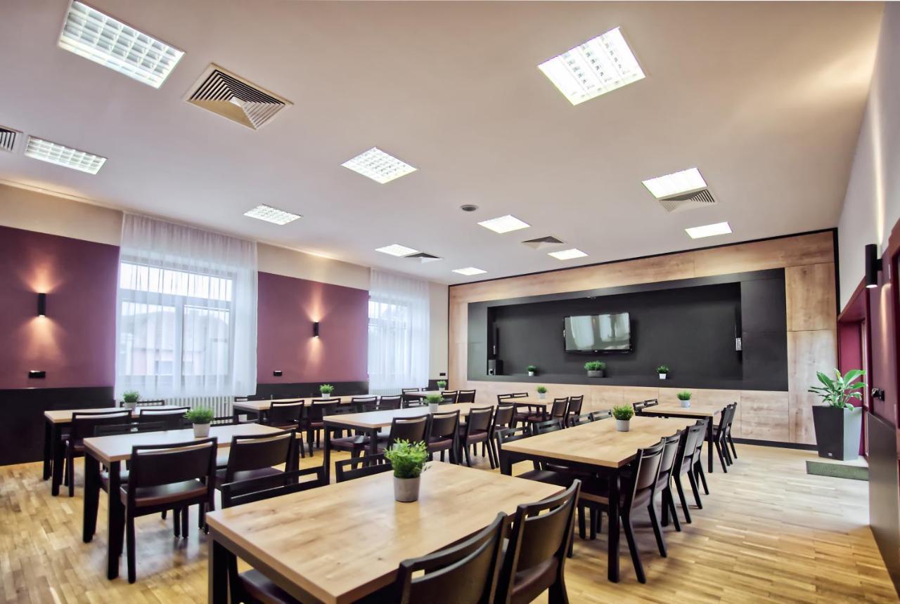 Restaurace A Penzion Praha ดอลนีดูนาโยวิเช ภายนอก รูปภาพ