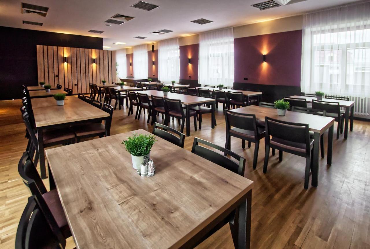 Restaurace A Penzion Praha ดอลนีดูนาโยวิเช ภายนอก รูปภาพ