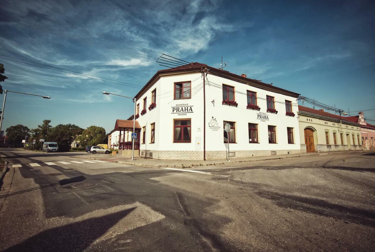 Restaurace A Penzion Praha ดอลนีดูนาโยวิเช ภายนอก รูปภาพ