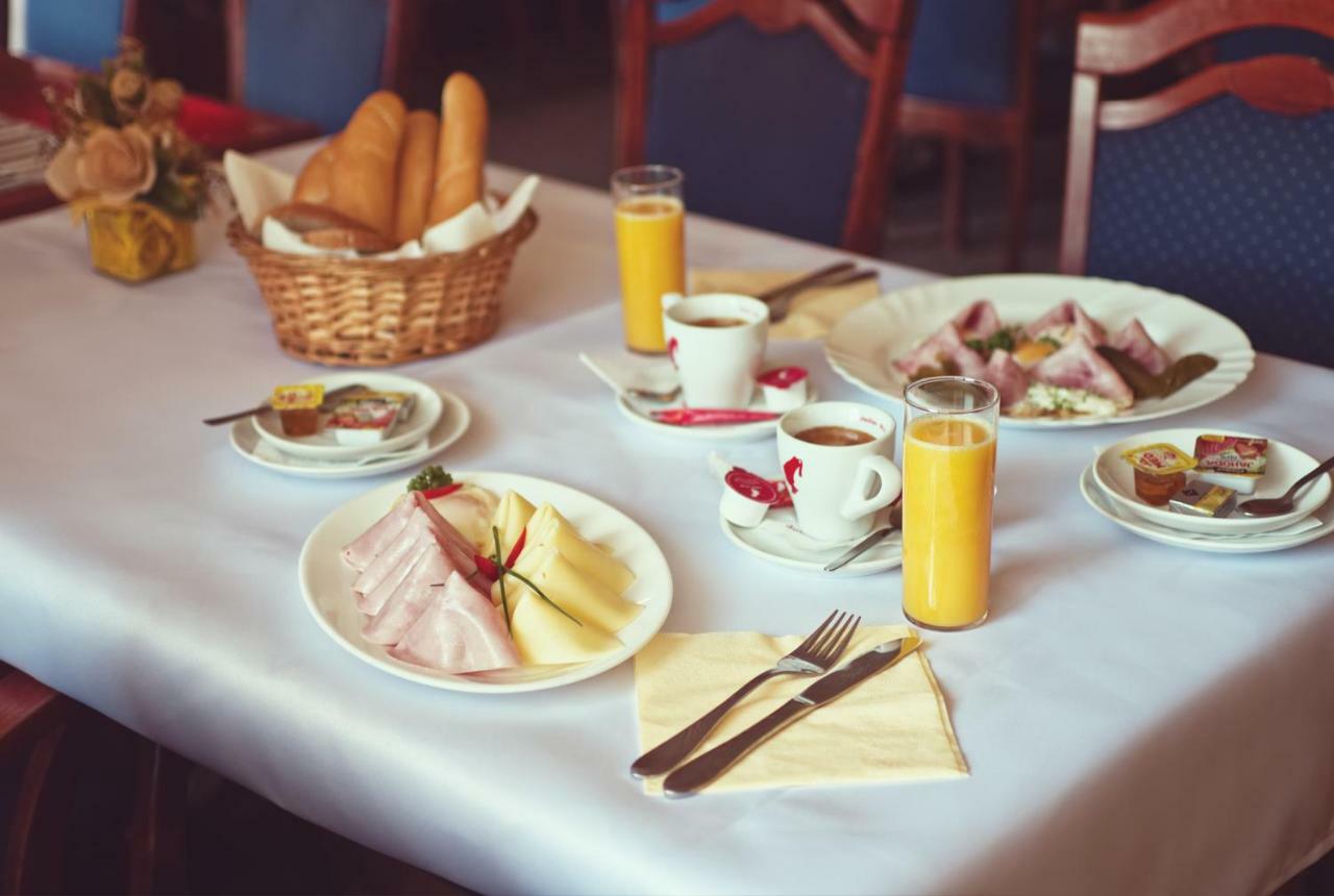 Restaurace A Penzion Praha ดอลนีดูนาโยวิเช ภายนอก รูปภาพ