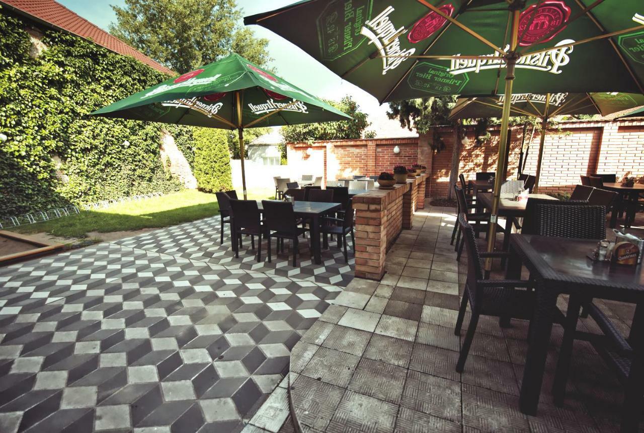 Restaurace A Penzion Praha ดอลนีดูนาโยวิเช ภายนอก รูปภาพ