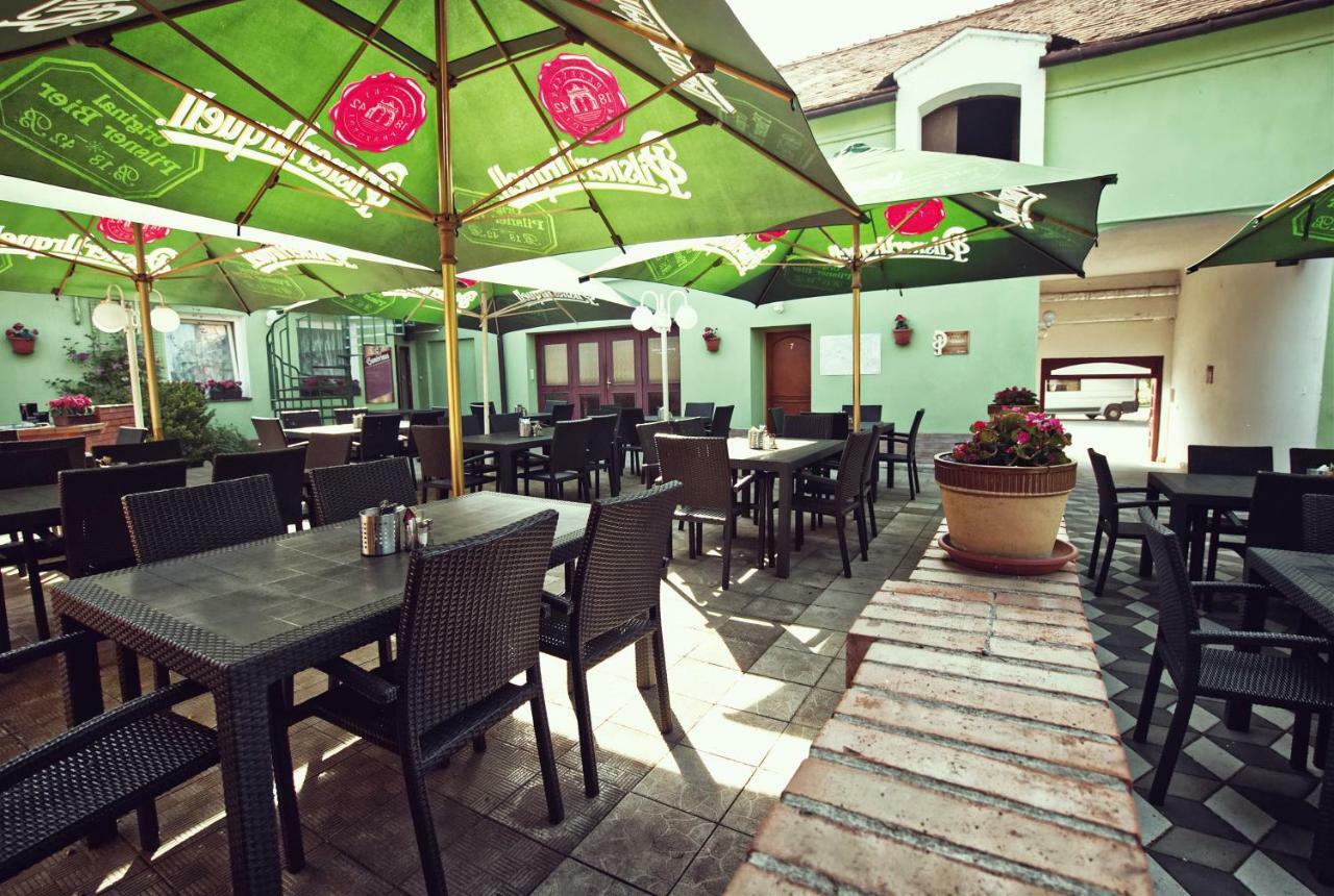 Restaurace A Penzion Praha ดอลนีดูนาโยวิเช ภายนอก รูปภาพ